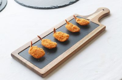 Блюдо для подачи прямоуг. 45*15 см. h=1,5 см. черное, сланец, на дерев. подставке с ручкой MGprof (WB-003) /1/16/
